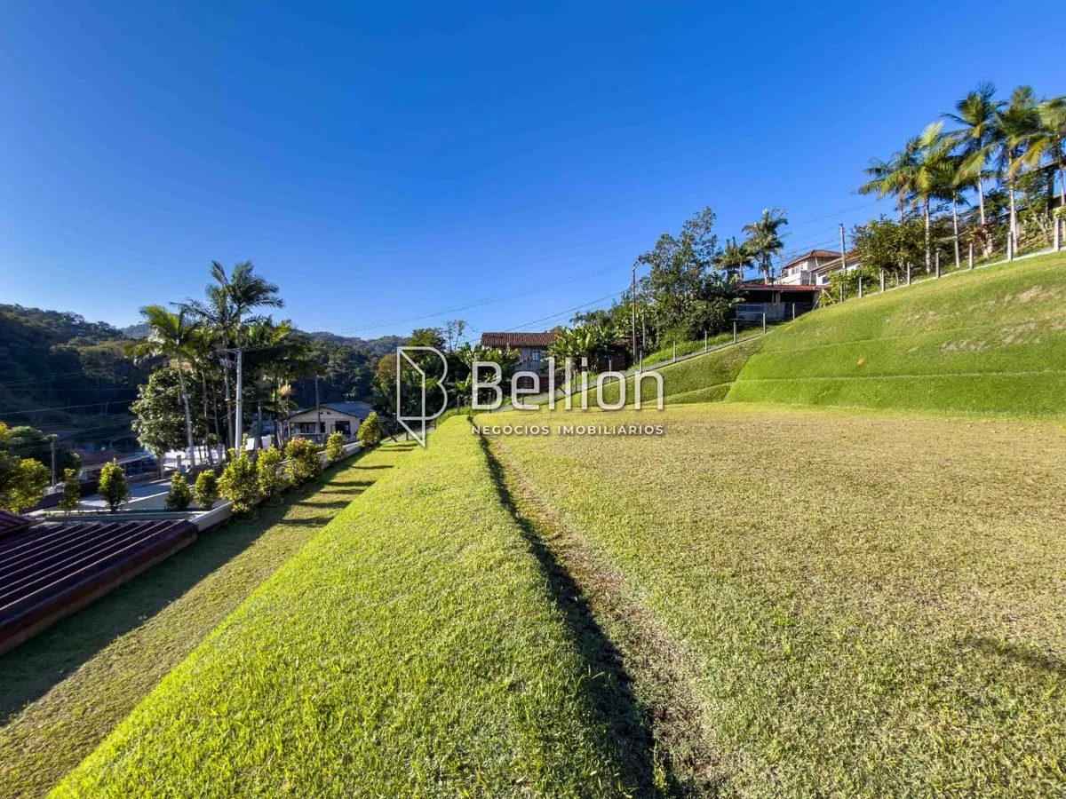 Imagem Com duas casas e 2.500m de terreno, medindo 50x50m, essa propriedade é a escolha certa para quem valoriza espaço e quer um imóvel que proporcione várias possibilidades.