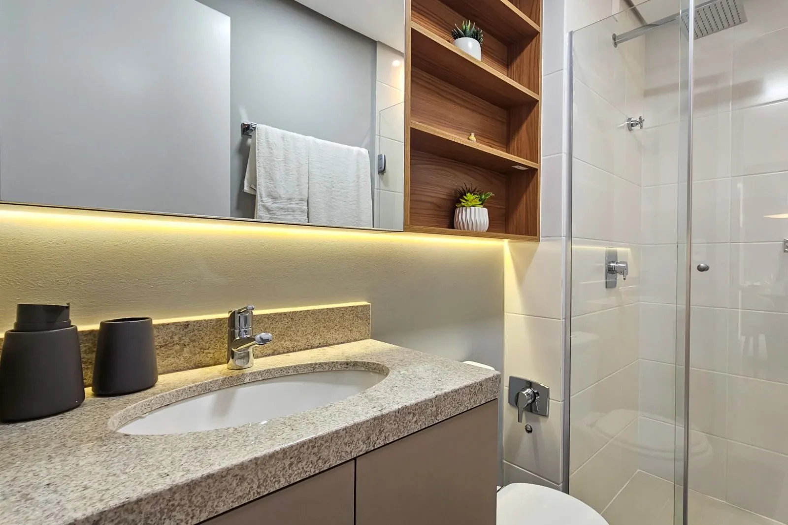 Imagem Apartamento completamente mobiliado e decorado, sacada, churrasqueira e vaga, com vista!