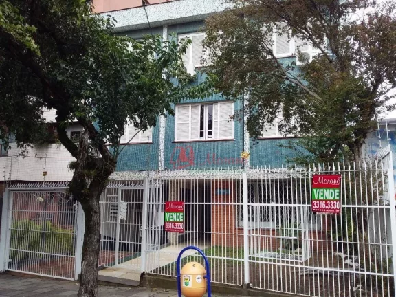Foto do imóvel Na Cidade Baixa, térreo, 3 dormitórios, pátios e 3 vagas.