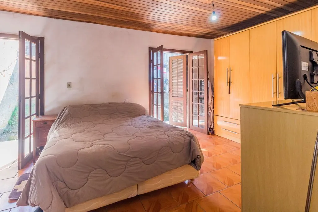 Imagem Casa de 5 dormitórios à venda no Bairro Bom Jesus - Porto Alegre