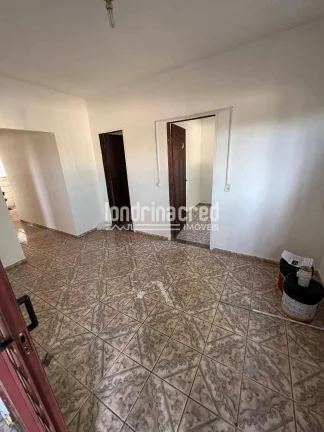 Imagem Casa ampla de 2 pisos, pronta para morar e escriturada! 4 quartos, 3 banheiros, área com vista para Londrina e dependência para reformas. Garagem inclusa!