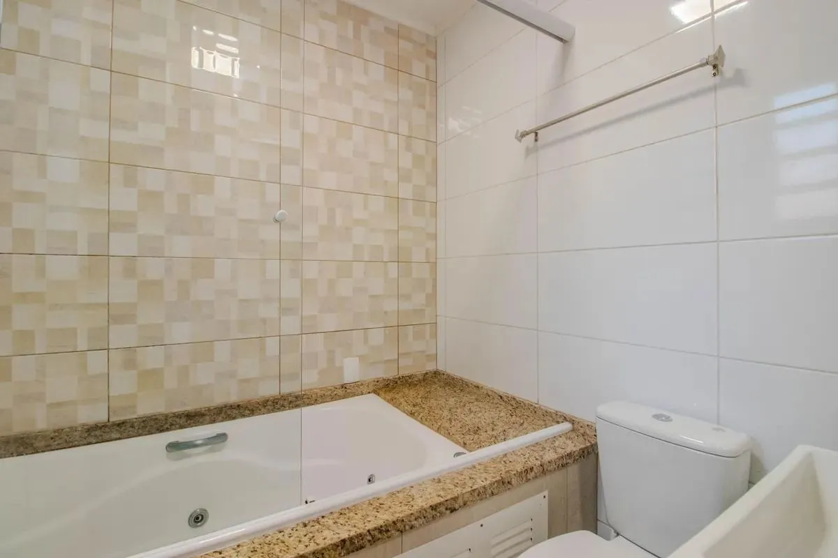 Imagem Casa Reformada com 5 Dormitórios e Amplo Pátio