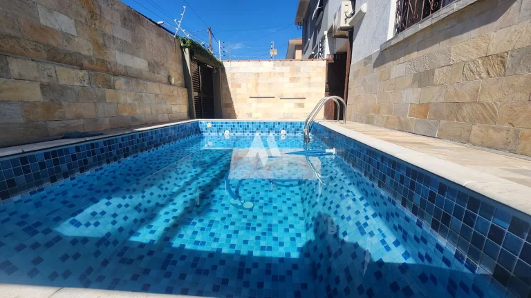 Imagem Oásis Urbano no Embaré: Sobrado Exclusivo com Piscina e Conforto Absoluto, 3 dormitórios, 1 suíte