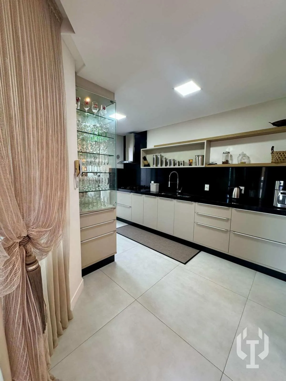 Imagem Apartamento para alugar, no Rua 234, em Itapema, Meia Praia, com 4 quartos, 198m2