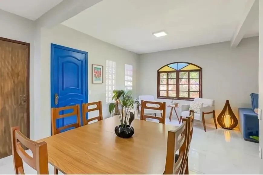 Imagem Casa térrea com 4 dormitórios, suíte e 2 vagas.