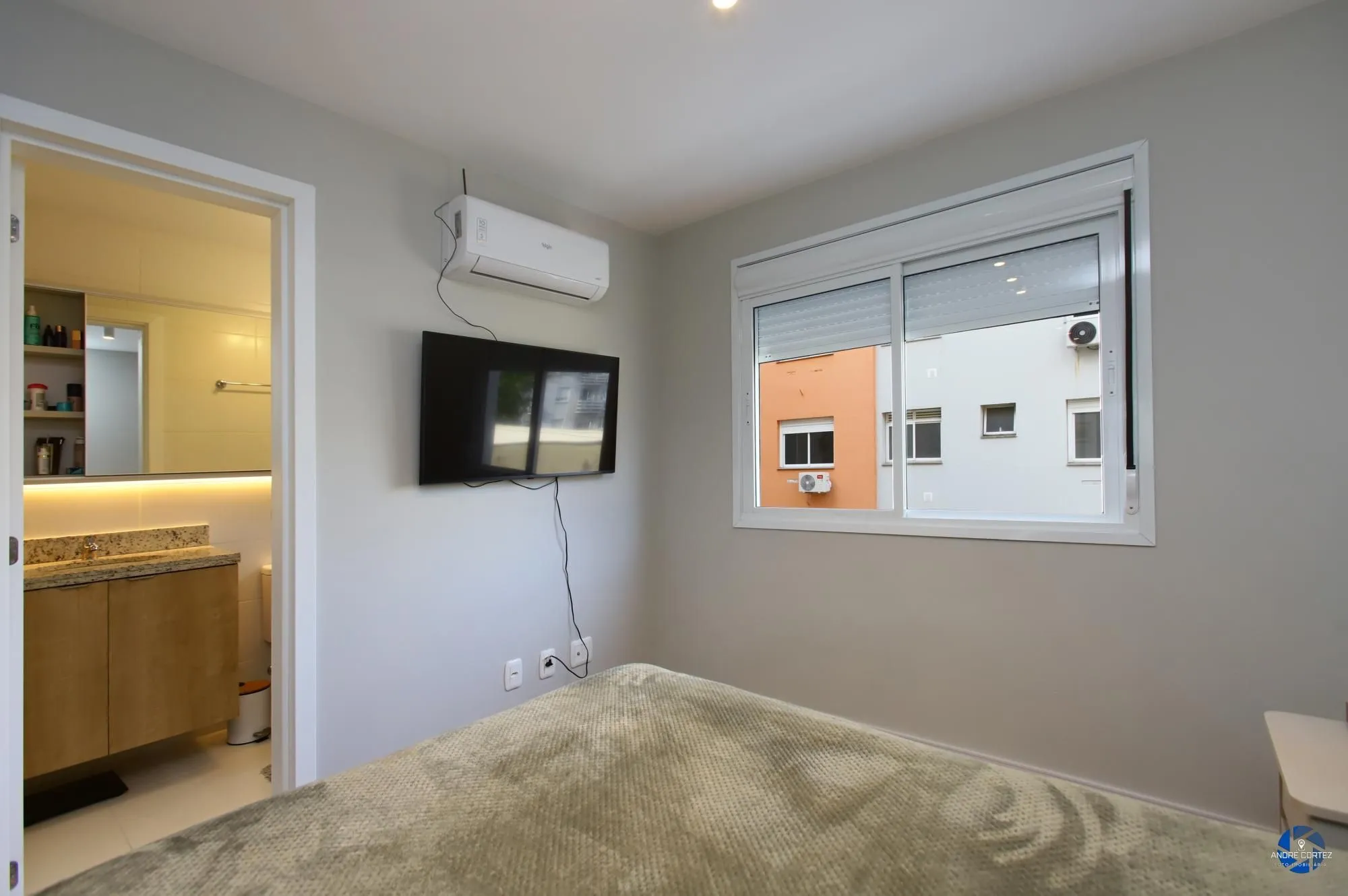 Imagem Apartamento 1 dormitório, 54 metros privativos semi mobiliado, elevadores