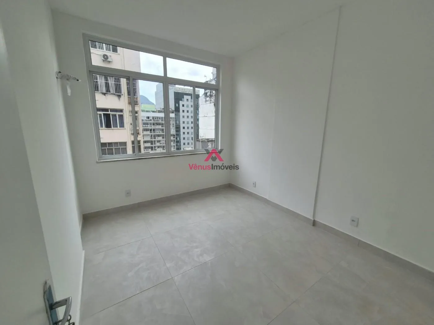 Imagem Apartamento para Venda em Rio de Janeiro, Leme, 2 dormitórios, 1 banheiro, 1 vaga
