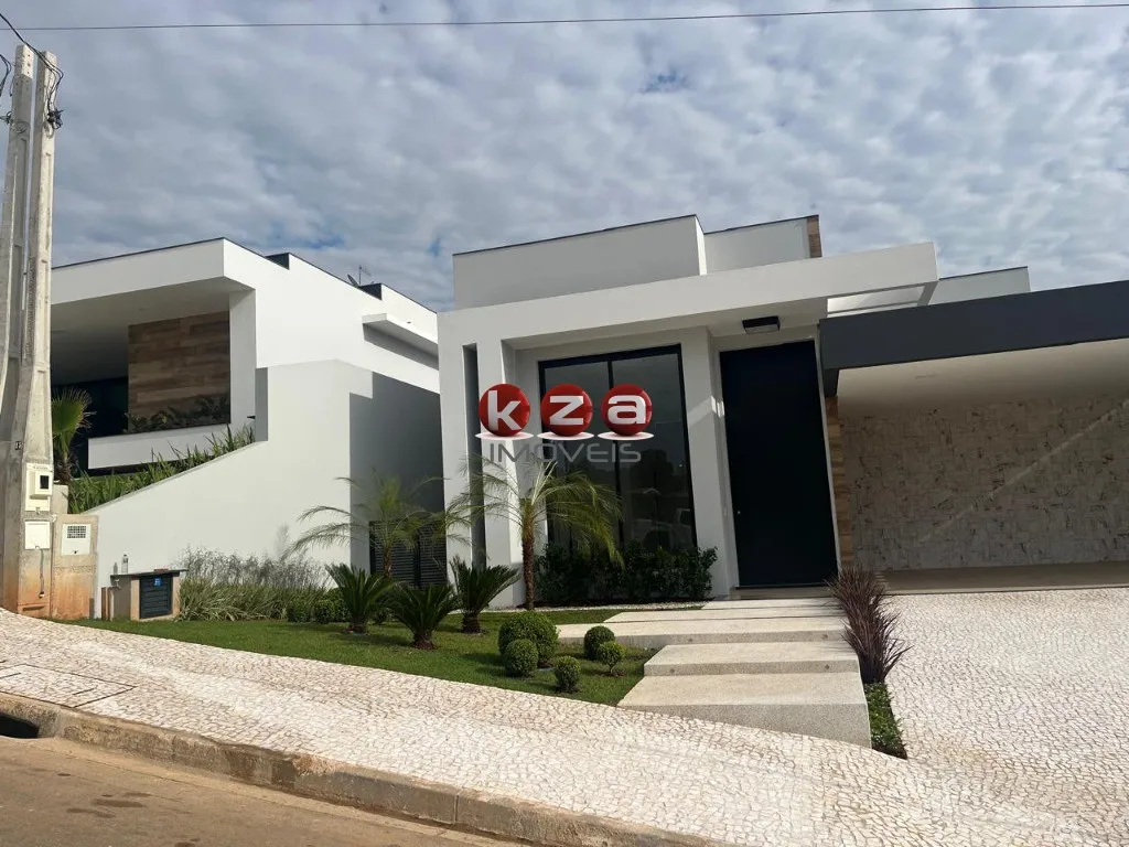 Imagem Imóvel de luxo: Casa em condomínio à venda em Vinhedo - SP, com 3 suítes, 4 salas e 310m² de área