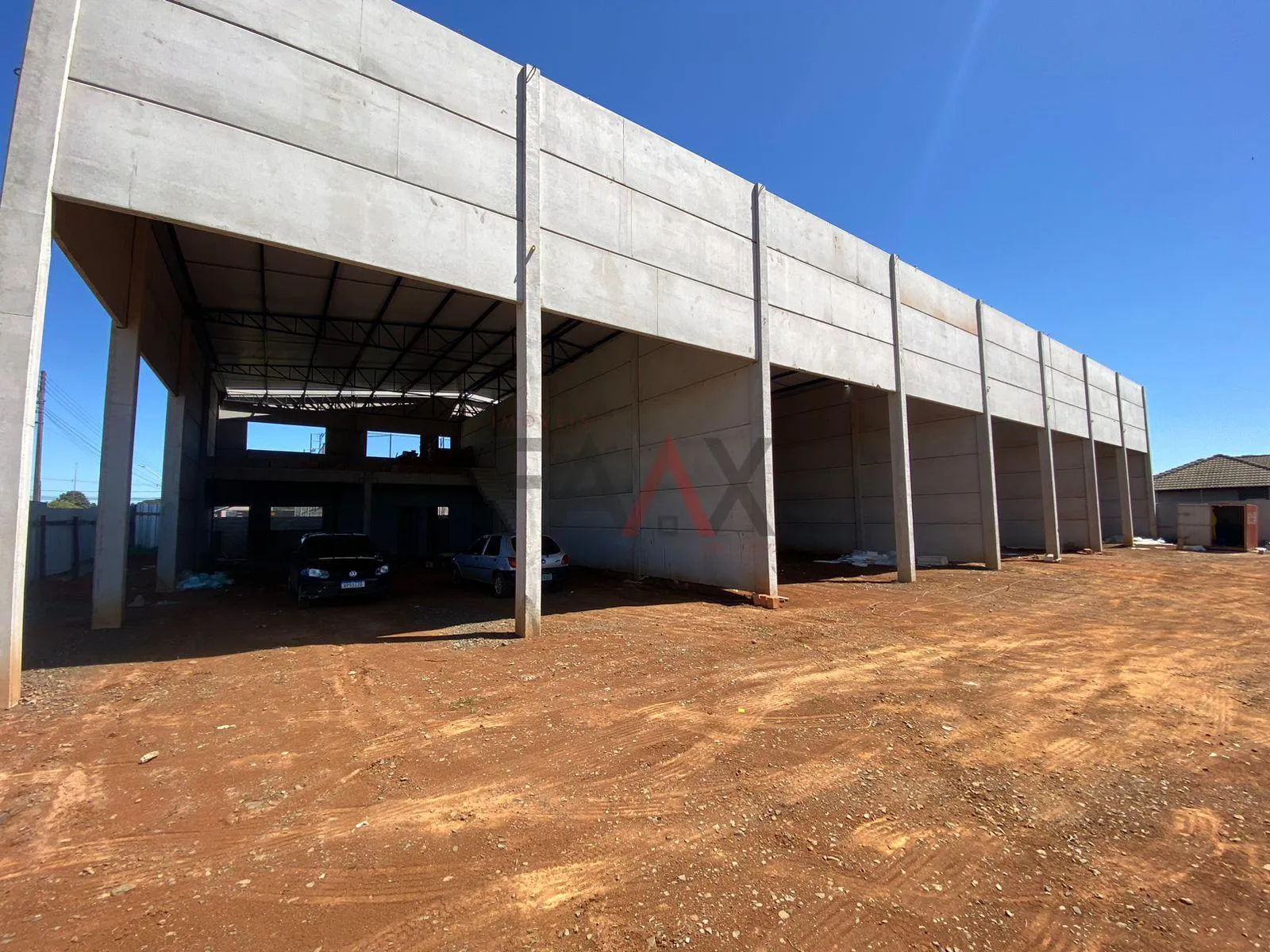 Imagem Sala comercial no Bonsucesso com amplo espaço de estacionamento sala tendo 300m