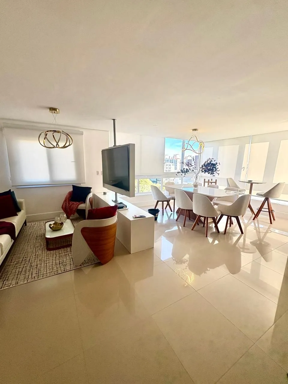 Apartamento à venda no Bairro Tristeza - Mobiliado. Lindo apartamento de 3 dormitórios, transformado em 2 dormitorios, sendo 1 suíte, com excelente distribuição dos ambientes.