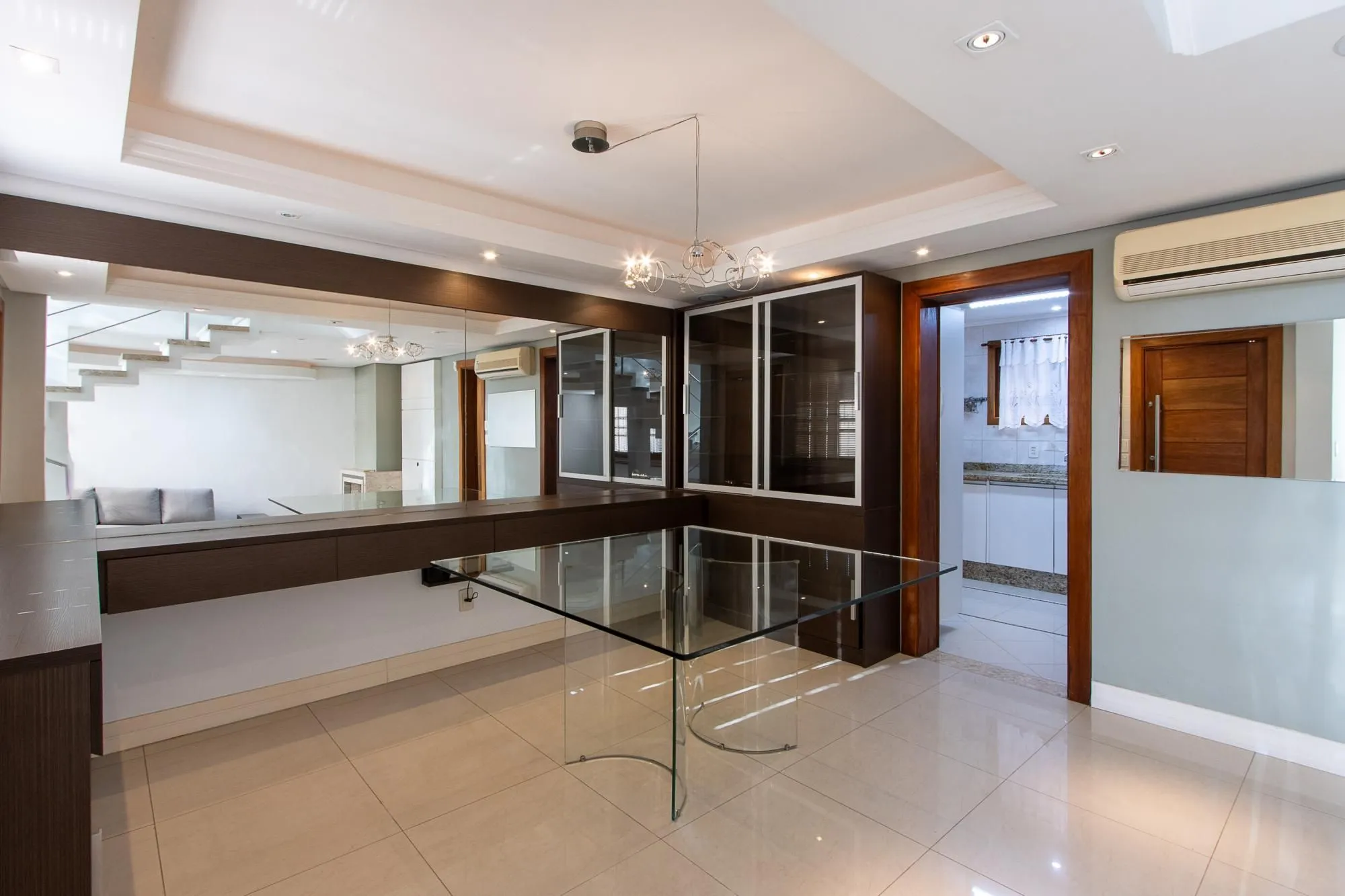 Imagem Excelente casa de 3 dormitórios, 1 suíte, pátio, piscina e vaga para 2 carros cobertas.