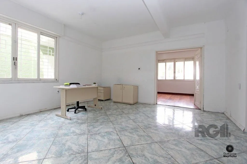 Imagem Casa com 5 suítes, 7 banheiros, 4 vagas no bairro Partenon