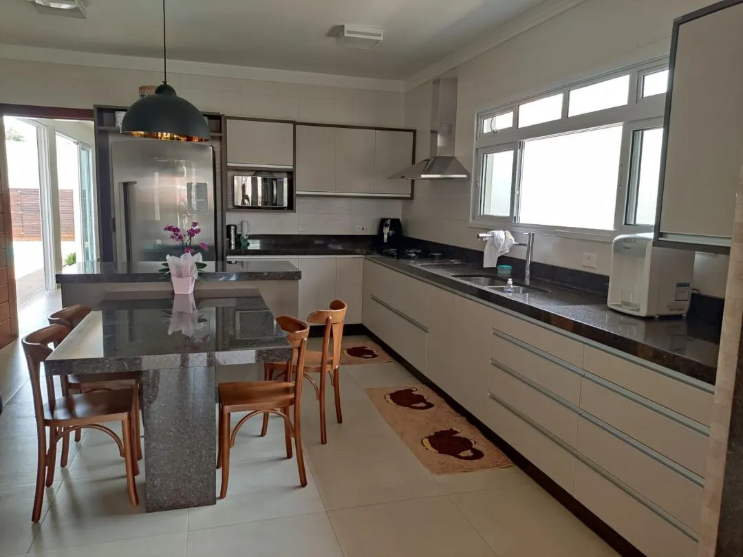 Imagem Casa com Piscina à venda em Cascavel, Recanto Tropical - 214m²