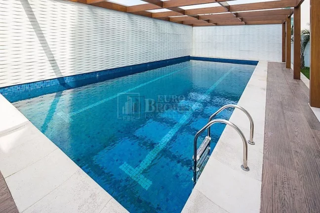 Imagem Belíssimo apartamento com 3 suítes bem decoradas na Praia Brava