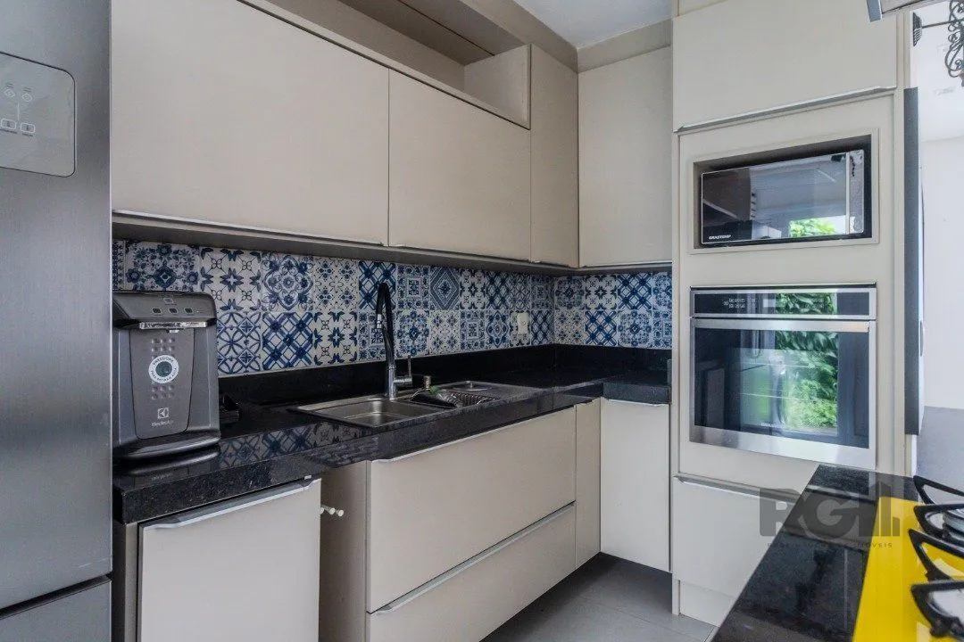 Imagem Casa impecável e mobiliada, com 3 niveis, possui 3 dormitórios sendo 1 suíte, 4 banheiros.