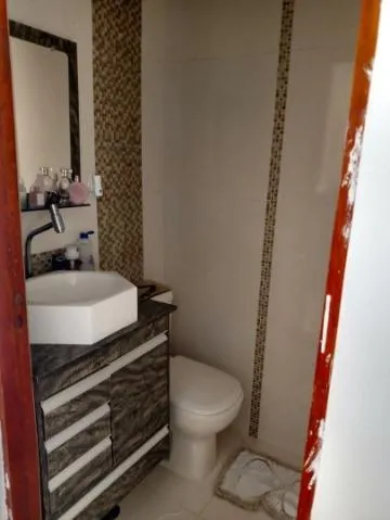 Imagem VENDA DE SOBRADO NO NOVO HORIZONTE, EM MOGI DAS CRUZES/SP, 89m² com 2 quartos, sala, cozinha, quintal espaçoso e garagem coberta. CONSULTE-NOS.