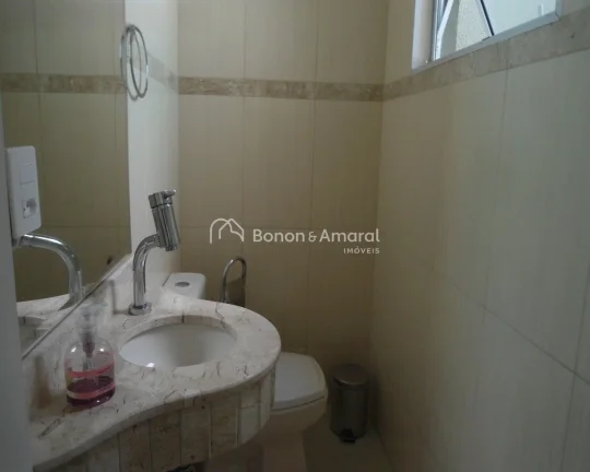 Imagem Encante-se com esta linda casa de acabamento impecável, localizada em um dos melhores condomínios ...