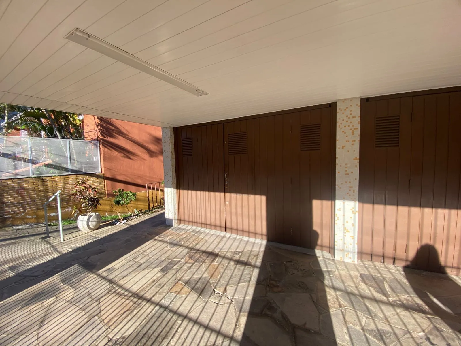 Imagem Apartamento 2 Dormitórios com Garagem Coberta à Venda no Bairro Teresópolis - Amplo, Arejado e de Frente, 67m2