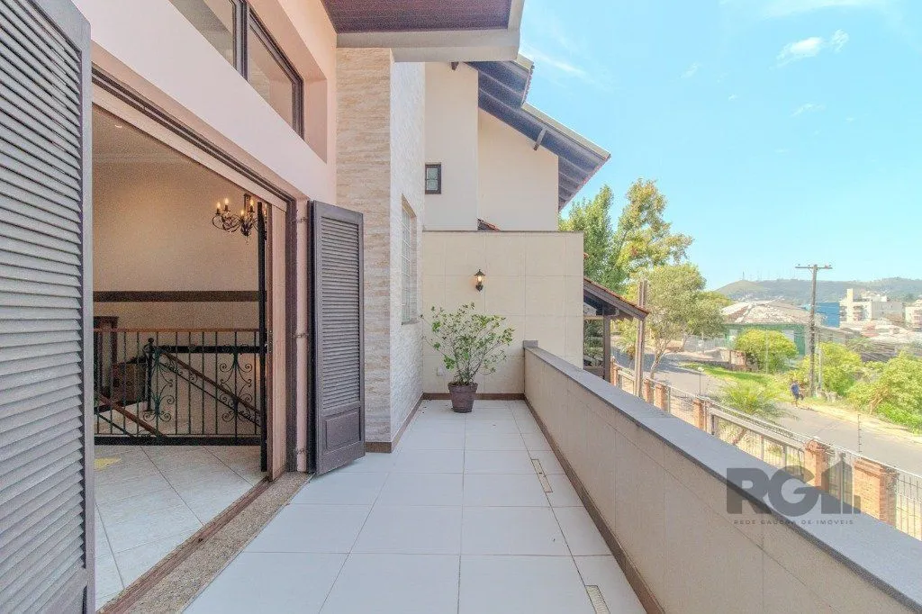 Imagem Linda casa de 04 dormitórios com vista livre no Bairro Teresópolis