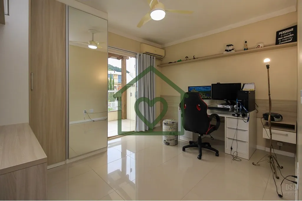 Imagem Excelente Oportunidade de sobrado com frente leste e fundos oeste, piso de porcelanato, escadas reve...