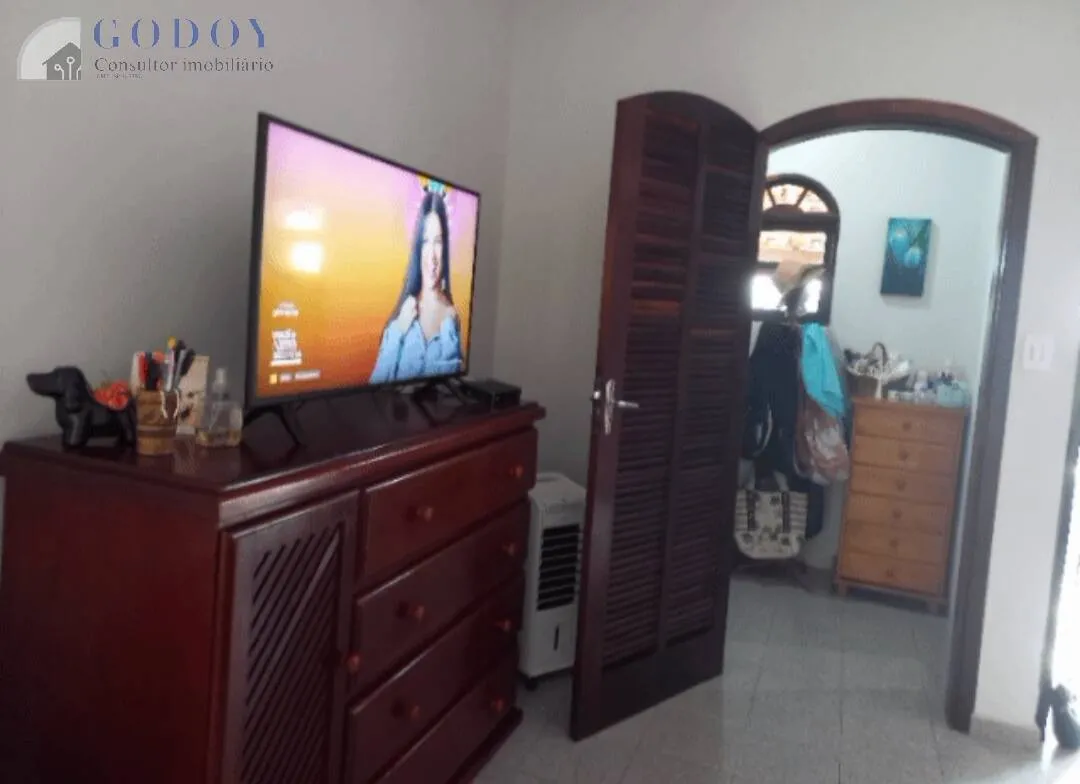 Imagem Casa Espaçosa com 3 Dormitórios em Localização Privilegiada - Jardim Rosely