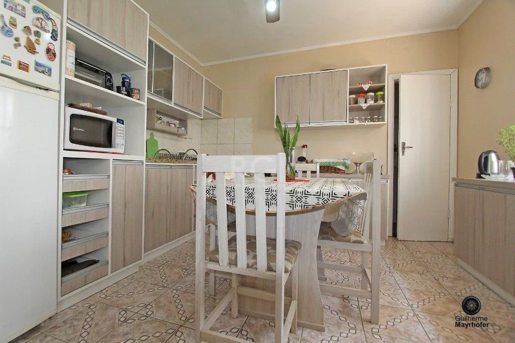 Imagem Casa para Venda - 300m², 6 dormitórios, sendo 1 suites, 3 vagas - Menino Deus