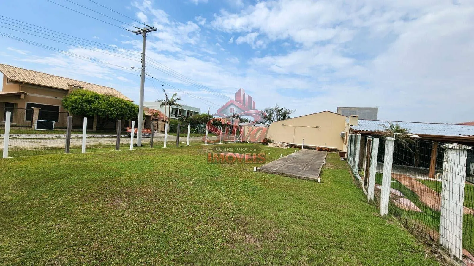 Imagem T822 | Terreno de esquina 325m² à venda a 75m do mar no Mariluz