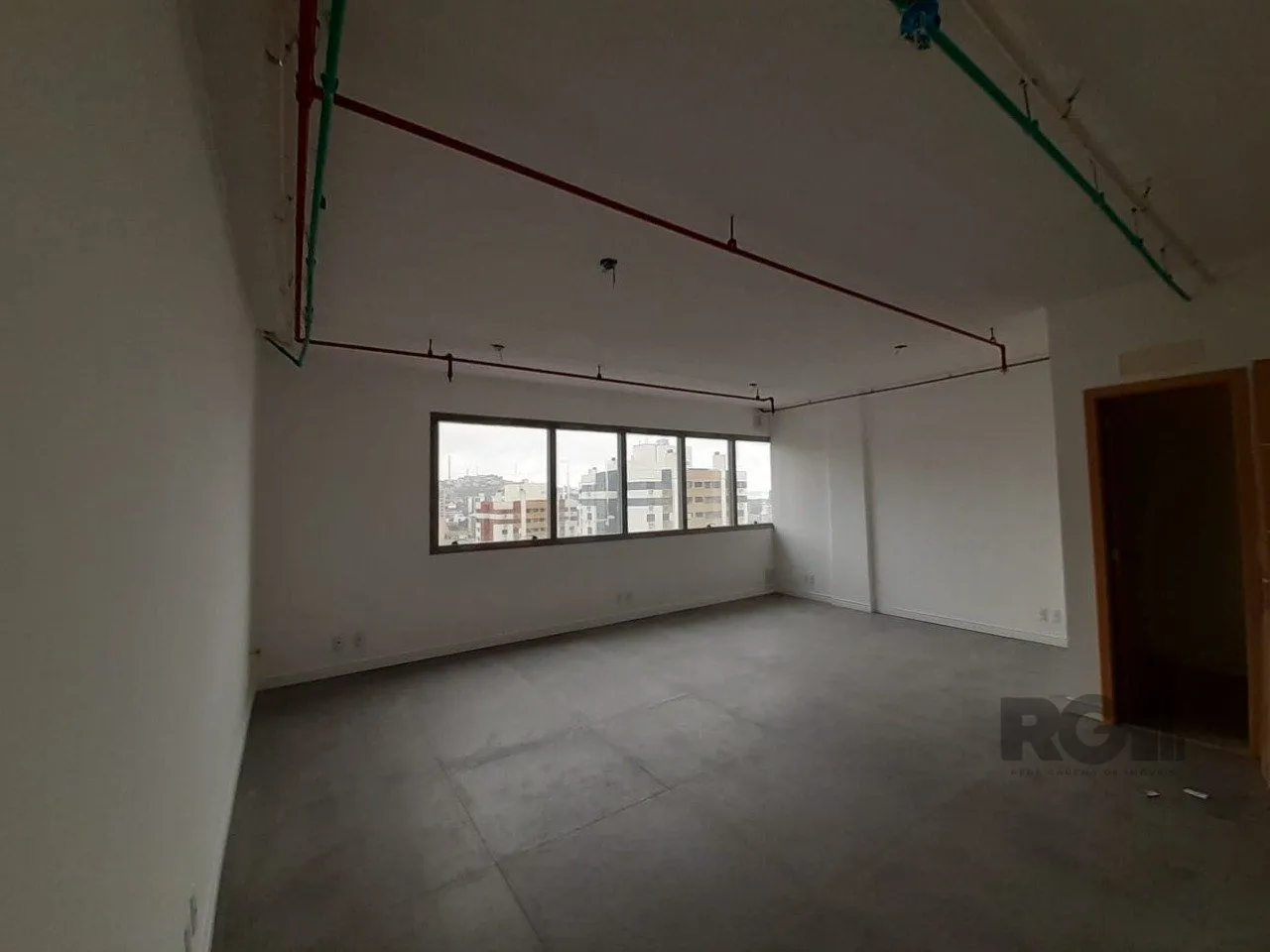 Imagem Excelente sala comercial no Menino Deus, com uma vaga de garagem.