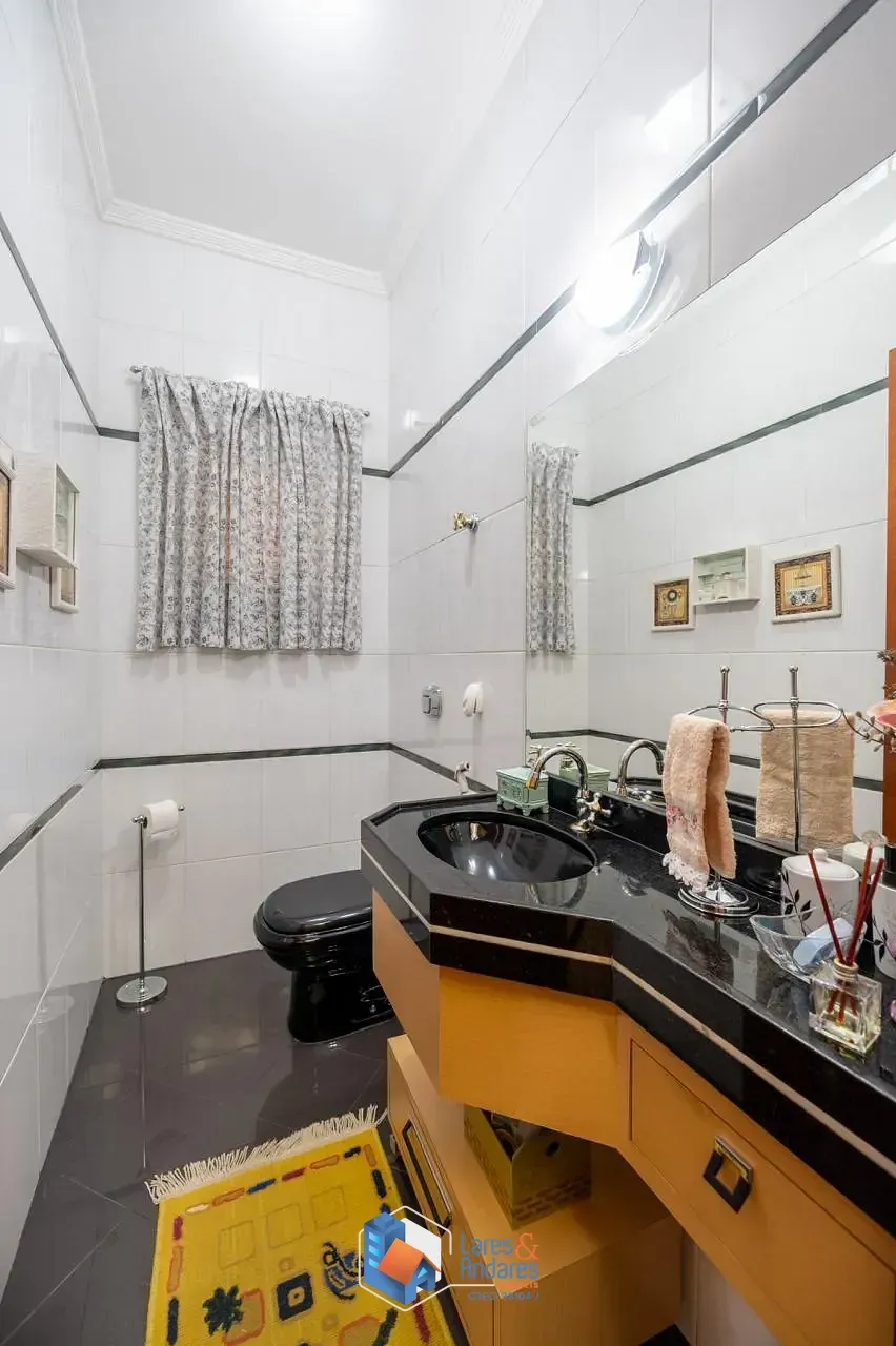 Imagem Sobrado para venda em Chácara Inglesa com 3 quartos, sendo 3 suítes, 300m²