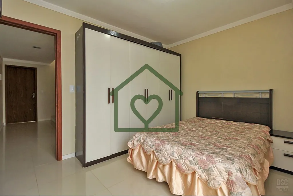 Imagem Excelente Oportunidade de sobrado com frente leste e fundos oeste, piso de porcelanato, escadas reve...