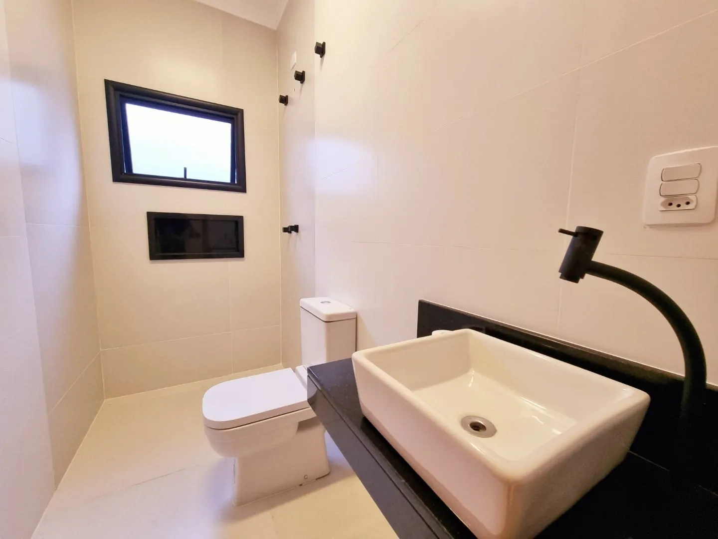 Imagem Exclusiva Casa Moderna no Condomínio Vila Romana: Ambientes Integrados, Área Gourmet, Suíte Ampla e Detalhes em LED para Conforto e Sofisticação