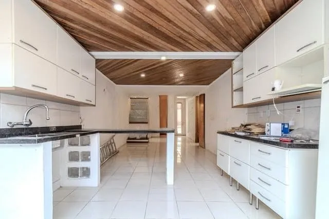 Imagem Casa com 04 quartos no Bairro : Partenon em Porto Alegre/RS