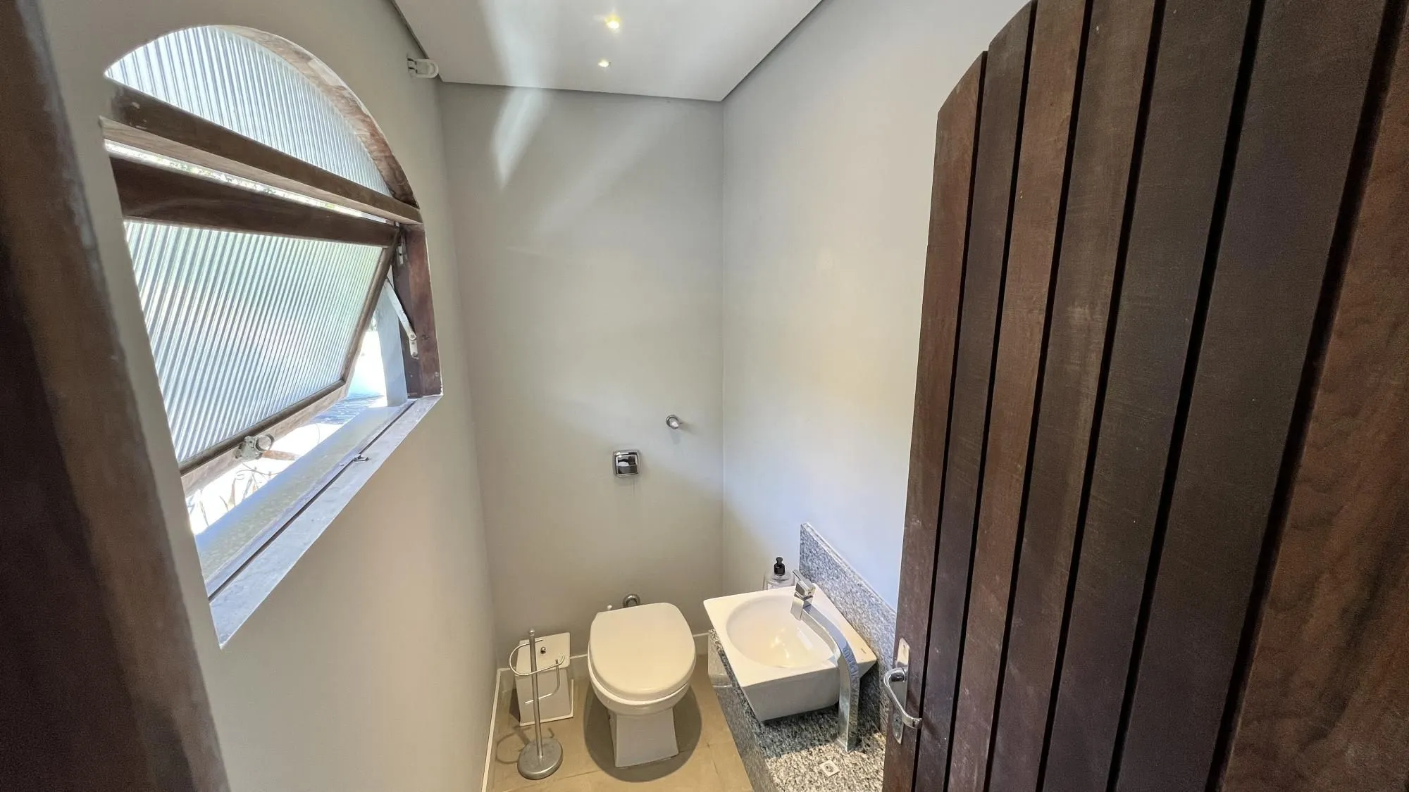 Imagem Belíssima casa no Bairro Tristeza com 645m²