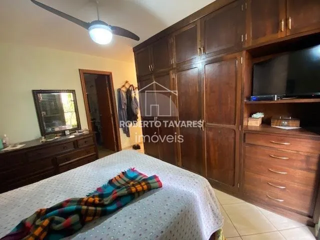 Imagem Amplo apartamento 165M² à venda com 4 dormitórios, sendo 2 suítes, living para 3 ambientes, cozinha com armários embutidos e área de serviço com quarto e banheiro. Conta com 2 vagas de garagem.