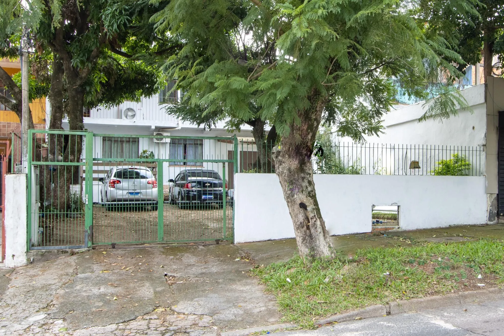 Imagem Casa ampla de 2 pavimentos com 4 dormitórios, 1 suite e 4 vagas no bairro Santa Tereza!
