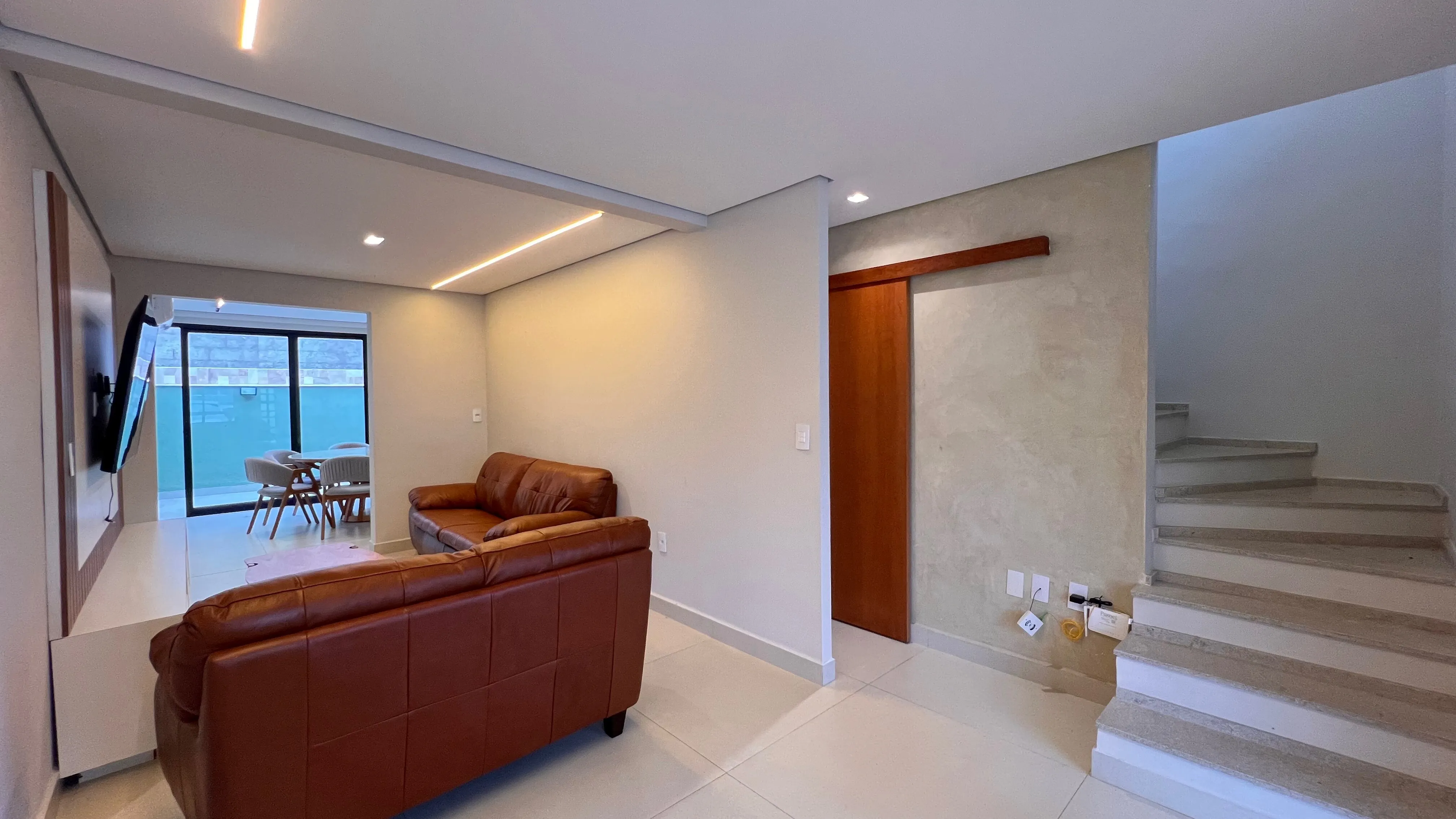 Imagem Casa Ampliada com Planejados, Ar-Condicionado e Eletrodomésticos Inclusos no Villa Flora, Condomínio Gerânios