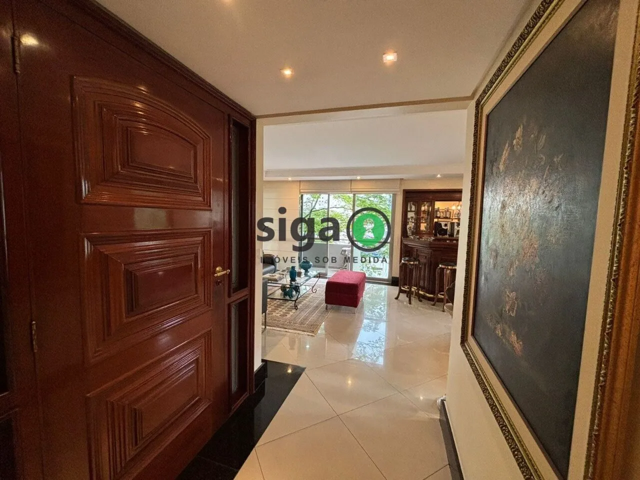 Imagem Sofisticação e Espaço em Moema: 230 m² com Vista Livre e Estilo Neoclássico