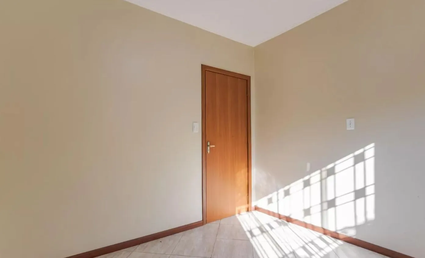 Imagem Casa no bairro Jardim Sabará de 4 dormitórios e 3 vagas DESOCUPADA