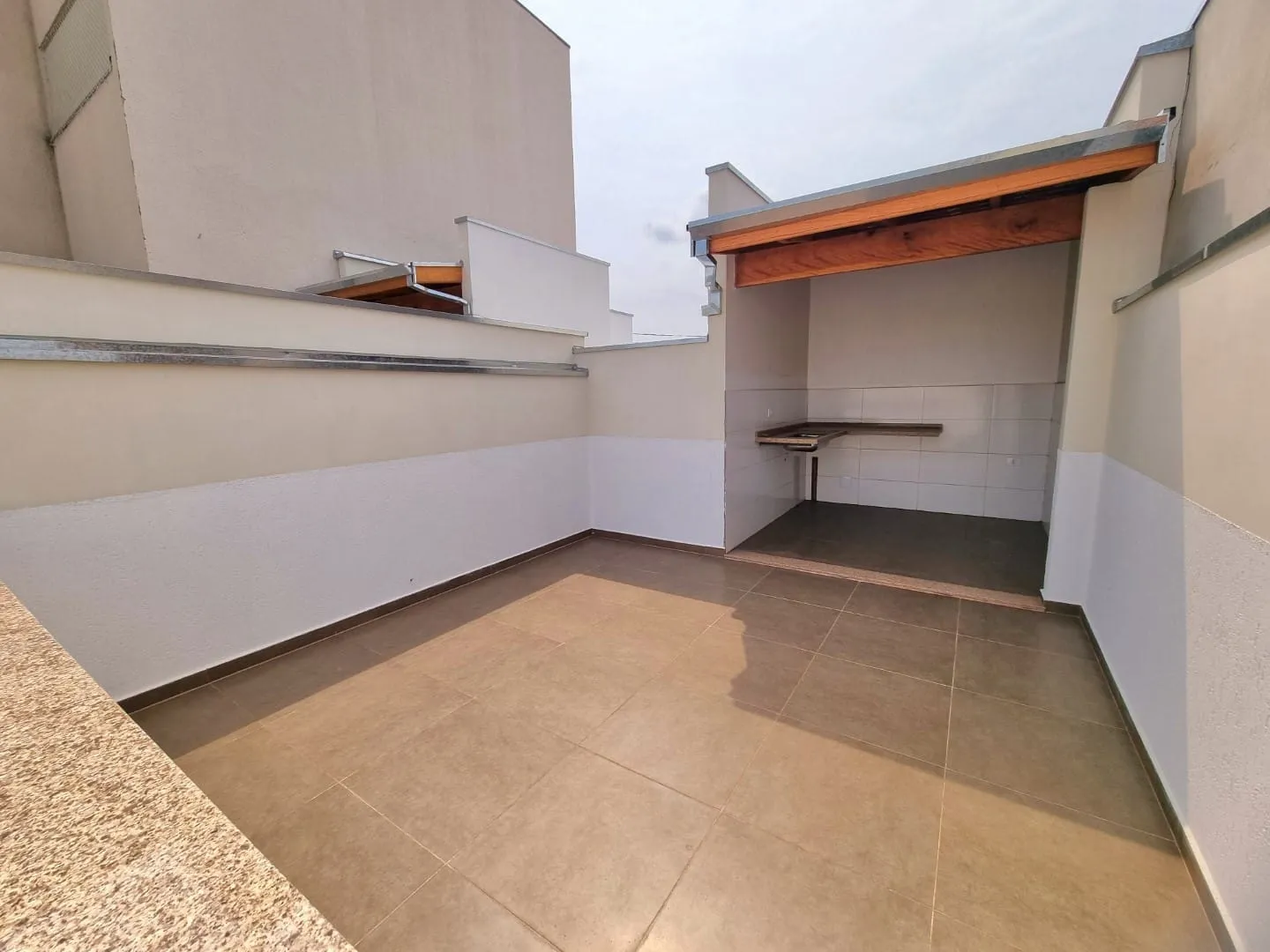 Imagem Casa Térrea com Terraço, 2 Dormitórios, Área Gourmet e Localização Central - Conforto e Lazer em um Só Lugar