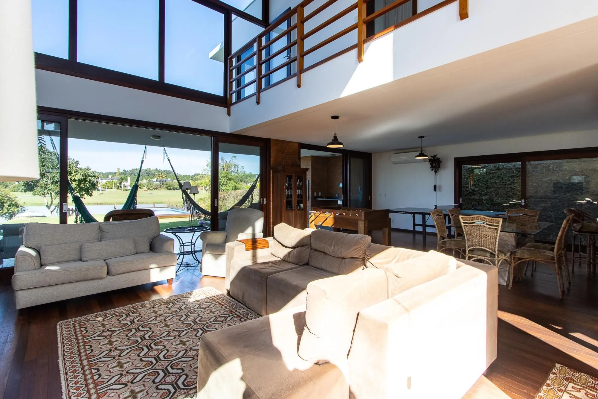 Imagem Casa no Condominio Terra Ville. 3 suites, com fundo para o lago.