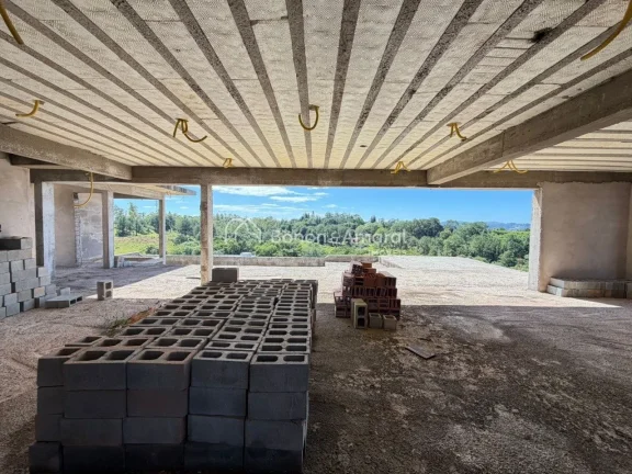 Imagem São 700 m² de construção, com arquitetura moderna,, localizada em um dos condomínios mais desej...