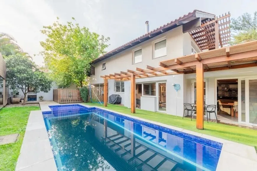 Imagem Casa alto padrão com 3 suítes e piscina no Boa Vista