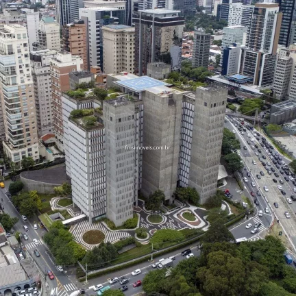 Imagem Conjunto comercial com 941m² na Av. Pres. Juscelino Kubitschek