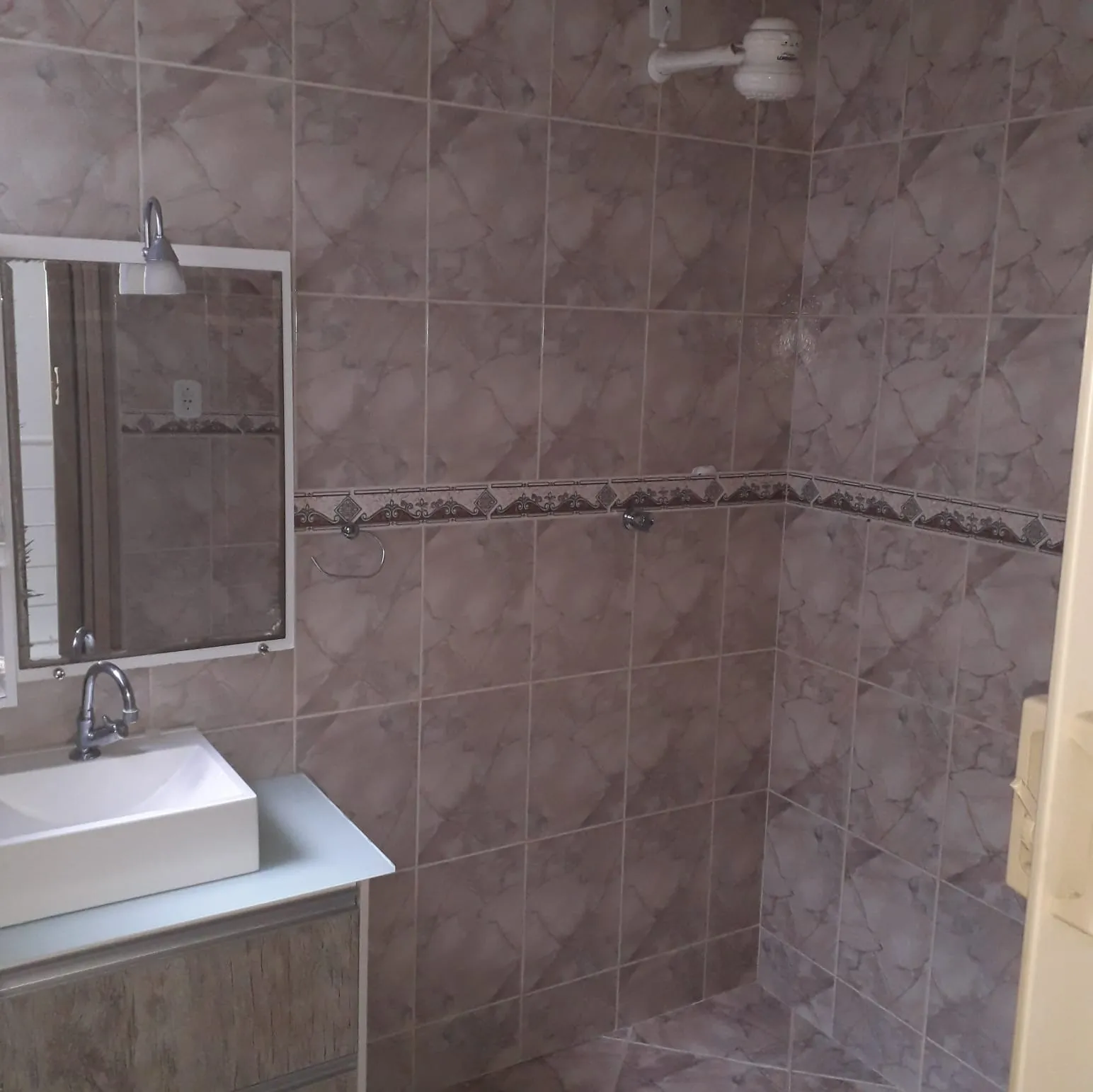 Imagem "Residência Confortável e Prática: Garagem Coberta, Três Dormitórios Aconchegantes, Sala Ampla, Cozinha Espaçosa e Mais! Descubra o Seu Novo Lar."