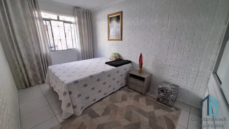 Imagem Casa, terreno com duas casas, 05 quartos c/suíte, área gourmet, no Capão Raso em Curitiba PR