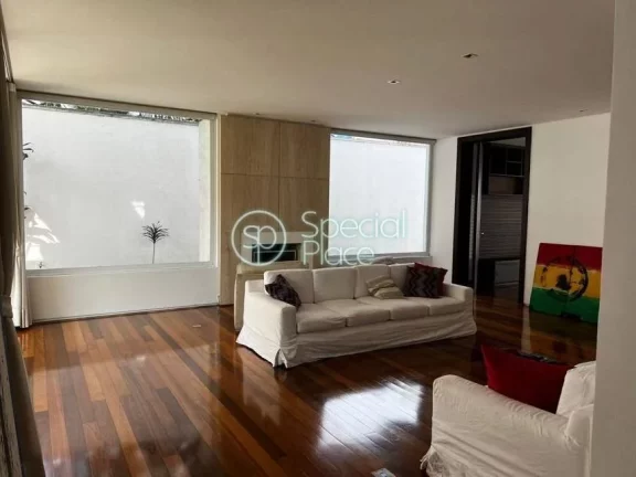 Imagem Casa com 850m² de área construída num terreno de 1.125m², Com projeto arquitetônico de João Ar...