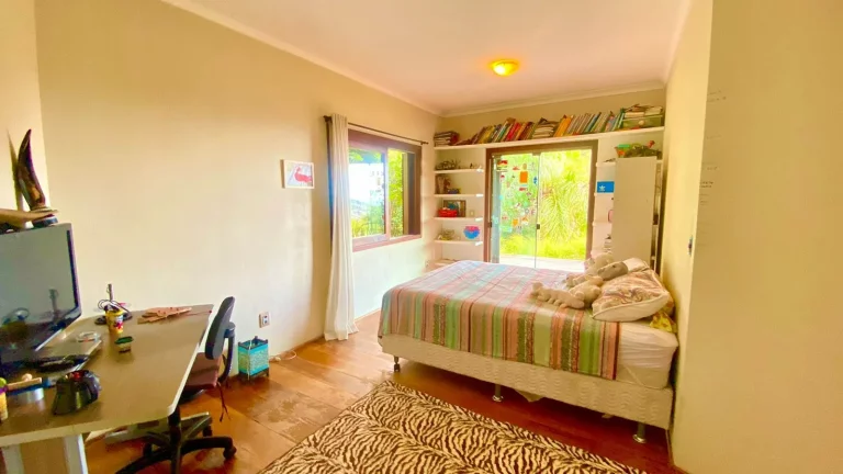 Imagem Imóvel de Luxo na Praia da Silveira: Casa com 3 Quartos, 1 Suíte e Garagem em Garopaba-SC!