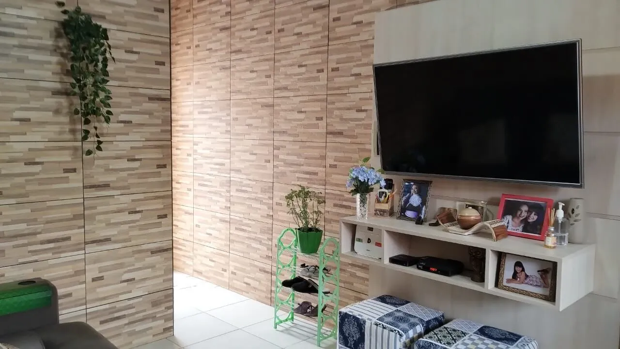Imagem Terreno com duas frentes, três casas (duas c/dois dormitórios e a outra tipo tipo JK)