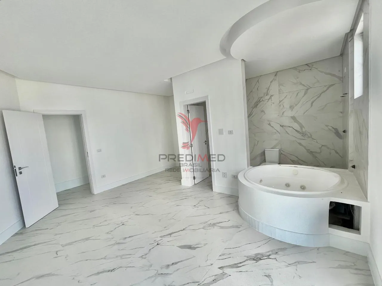 Imagem Pé na areia em Itapema com 4 Suites, living integrado, churrasqueira, 3 vagas ,vista mar