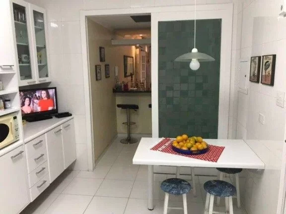 Imagem Apartamento no Centro de São Vicente pertinho da Praia do Gonzaguinha, frente com varanda, 3 dorms (1Suite) e 1 vaga.